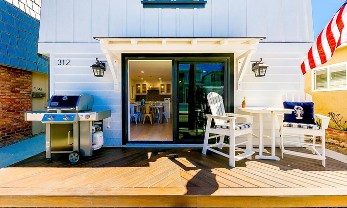 West Newport House | Newly Remodeled 3-Story Home near the Beach w/Rooftop Deck, AC, Gas Grill