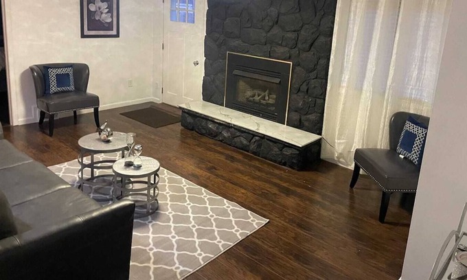 Eastpointe House | Newly Remodeled 4 BD 2.5 BA Quiet Near Downtown
