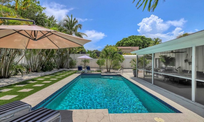 Lido Shores House | Newly remodeled beach house by Lido Beach and private pool