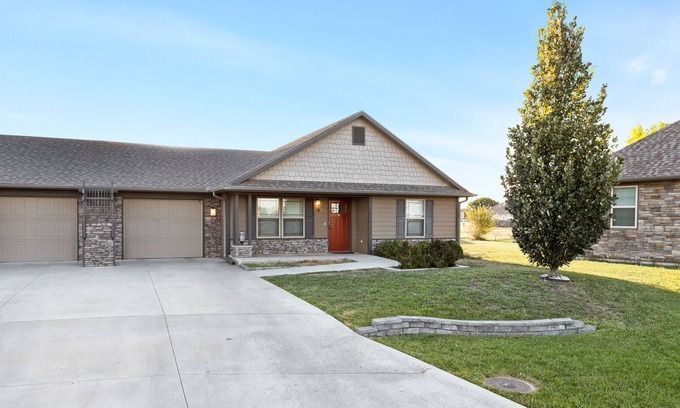 Hutchinson House | Newly remodeled duplex Unit B, centrally located duplex, perfect for you!