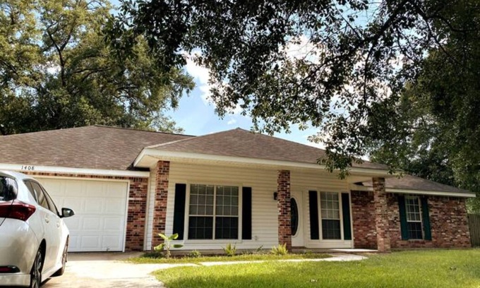 Sulphur House | Newly Remodeled, Family Home, Near Interstate