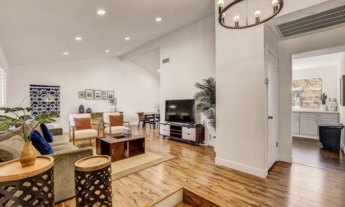 Las Vegas House | Newly Remodeled Home With King Size Bedroom - 3 Miles From The Strip