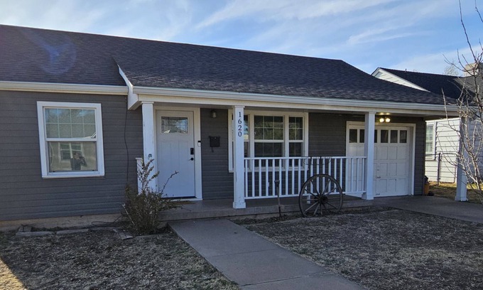 Amarillo House | Newly remodeled house conveniently located.