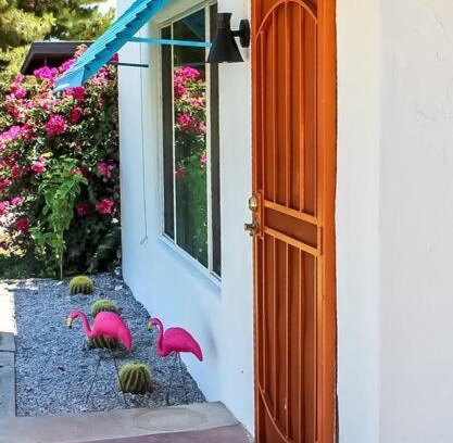 Camelback East House | Newly Remodeled Midcentury Pink Flamingo Casa (40)
