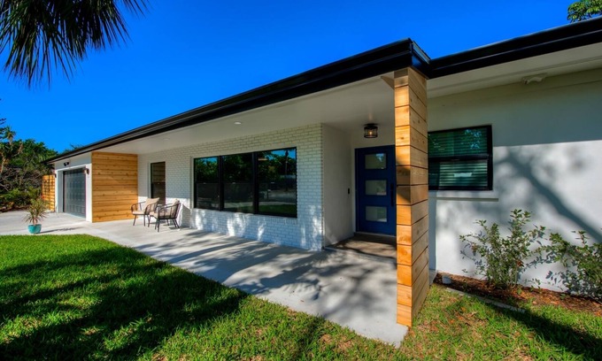 Siesta Key House | Newly Remodeled! Pool home near Siesta Beach!