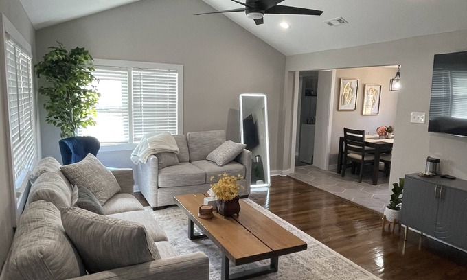 Mission House | Newly remodeled, private house/NEW JACUZZI-mins from highway