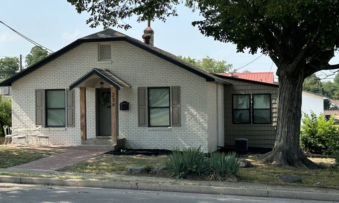 Dexter House | Newly remodeled quaint 2 bedroom 2 bath home in downtown Dexter, Missouri