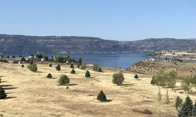 Davenport Apartment | Newly Remodeled Resort Property Over Looking Lake Roosevelt