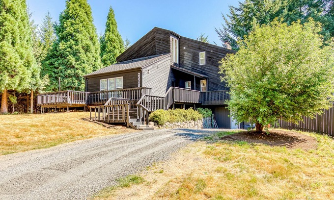 North Plains House | Newly remodeled secluded home with pool, large deck, WiFi, & washer/dryer