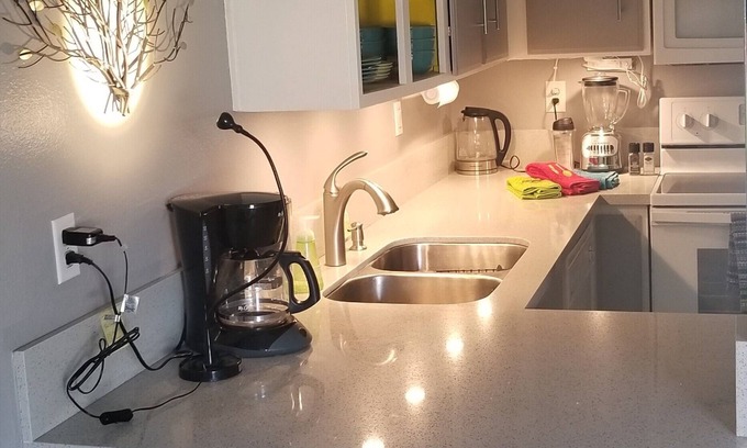 Downtown Palm Springs Condo | Newly remodeled top floor unit- Monthly rental