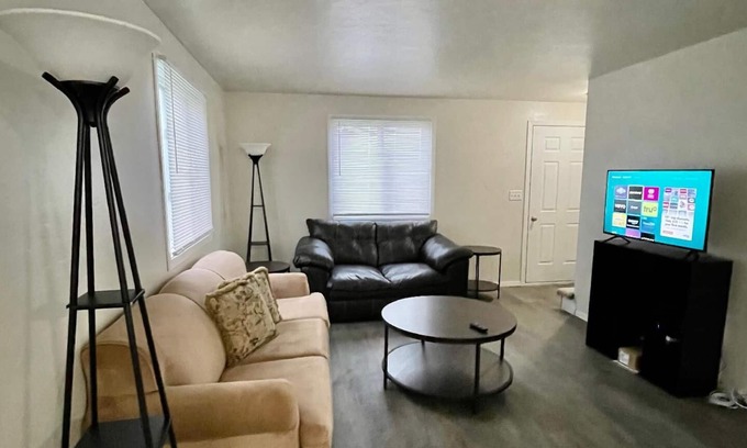 De Pere House | Newly remodeled two story townhome, conveniently located near the freeway and local shopping/dining