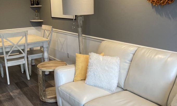 Viewpoint Apartment | Newly Remodeled Waterfront Lake Sammamish Suite, walking distance to Microsoft