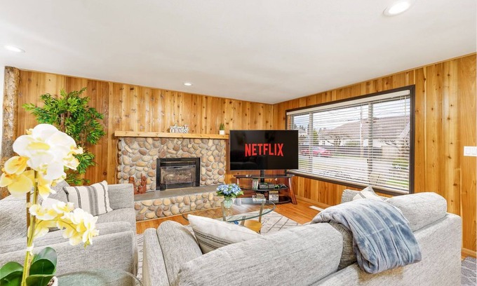 SeaTac House | 🌟Newly Renov✔️LG Mstr BR✔️3 BR ✔️WiFi ✔️✈️ ✔️ Mall ✔️AC ✔️Hot tub🌟