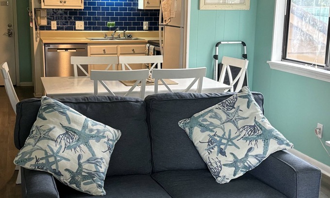 Palmetto Dunes Condo | Newly renovated- FIRST FLOOR unit - 4 min walk to beach-free pb courts on site.