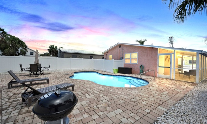 Fort Myers Beach House | Newly Renovated🌴Coral Reef Villa - Steps away from beach/private heated pool🌞