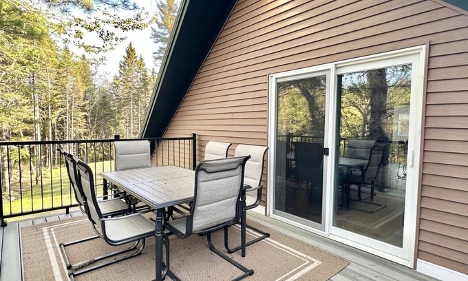 Southwest Harbor Apartment | Newly Renovated 2nd FL Apt in SWH [Quietside Loft]