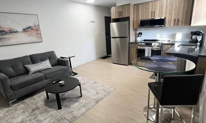 Walkerville Apartment | Newly renovated 1 bed 1 bath #UPPER floor unit.