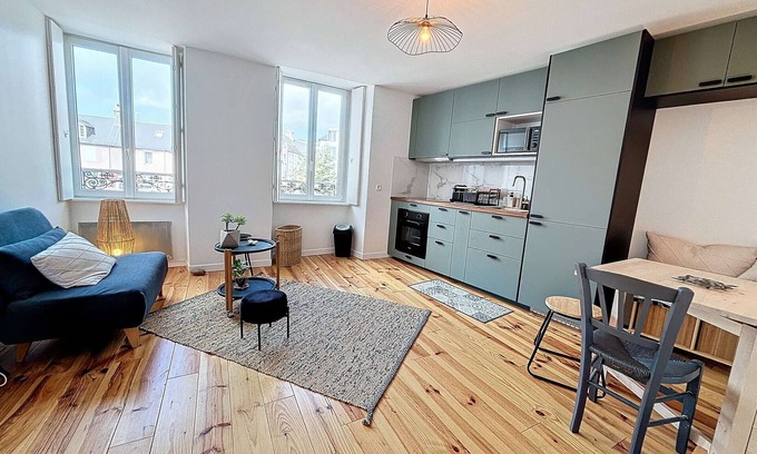 Granville Apartment | Newly Renovated 1-Bedroom Apartment Near Granville Centre, Secure Residence