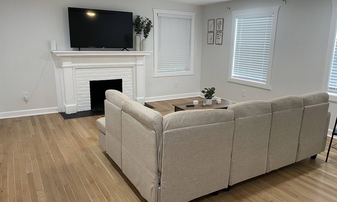 South Hyde Park House | Newly renovated 2 bed unit