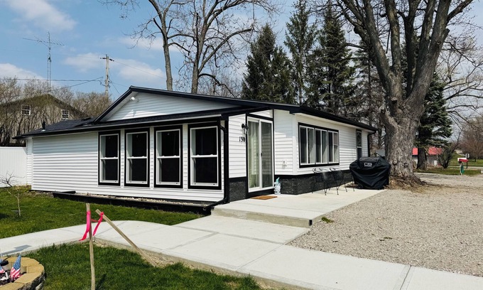 Northwest House | Newly Renovated 2-bedroom 2-bath Lakehouse with a Tiki Bar on Nettle Lake !