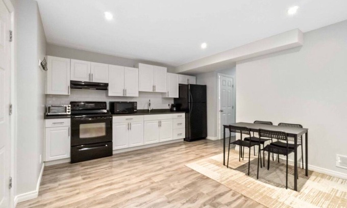 Cloverdale House | Newly renovated 2 bedroom suite in Surrey!