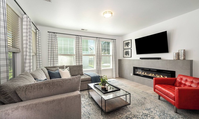 Charlotte House | Newly Renovated~ 2 Miles from Uptown Charlotte- Great for Large Groups