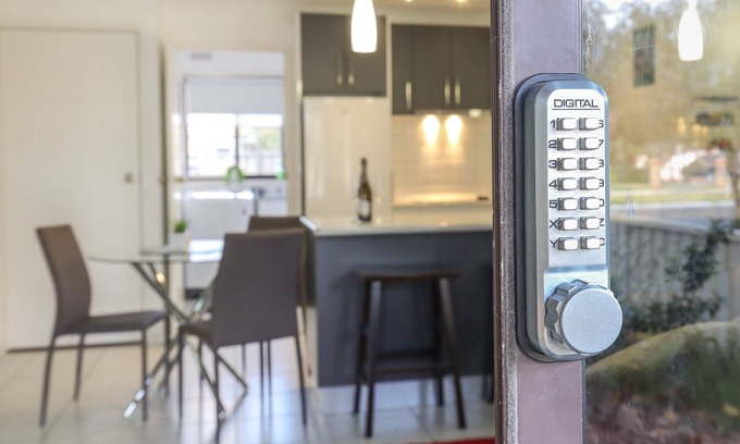 Mildura Apartment | Newly renovated 2 x Queen Bedrooms, weekly service, central location, free wifi