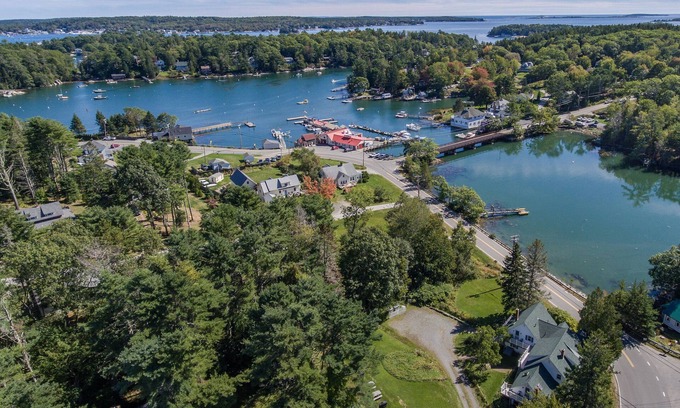 Southport House | Newly Renovated 3 B/2.5B Suite in 1790's Sea Captains House