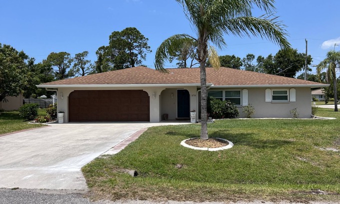 South Venice House | Newly renovated 3 bdrm/2 bath Venice home, 10 min to beach, dog friendly!