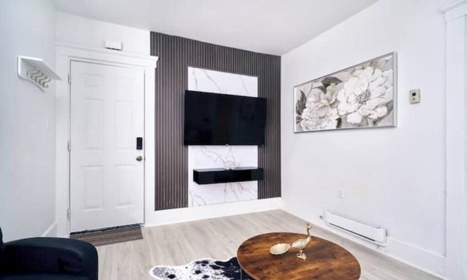 Walkerville Apartment | Newly renovated 3 bedroom unit close to Caesar's and Downtown