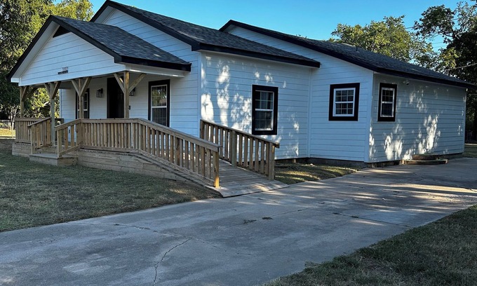 Ardmore House | Newly renovated 3-bedroom house, minutes away from Coliseum, Lake & Lakecrest