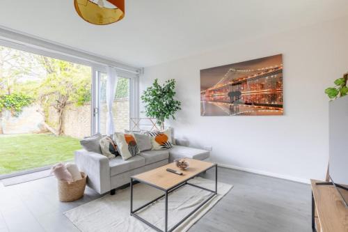 Mildmay House | Newly Renovated 3BD Home Islington!