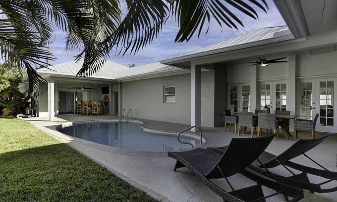 Naples Park House | Newly Renovated 4 bedroom, 3 bathroom home less than 1 mile to the beach
