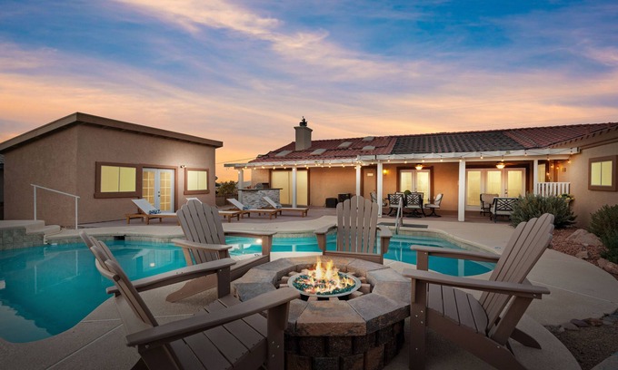 River Mountain House | ❤ Newly Renovated 5BR/3BA Cozy Retreat Strip & Mountain Views, Fire Pit, Pool!n
