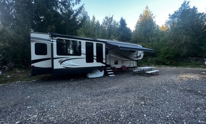 Rainier House | Newly Renovated 5th wheel available now!