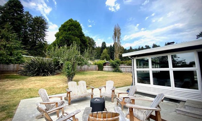 Jacoby Creek House | Newly Renovated Arcata Sunny Mid-Century Gem