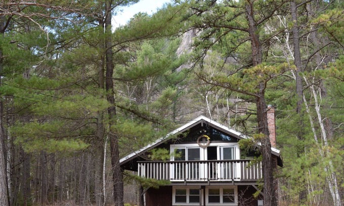 North Conway Ski Chalet | NEWLY RENOVATED Cathedral Ledge Chalet Walk to Echo Lake, Pet-Friendly, N Conway