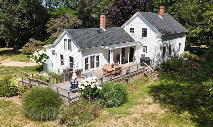 West Tisbury House | Newly Renovated Charming West Tisbury Retreat