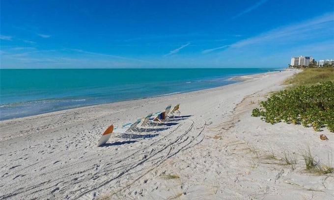 Holmes Beach Cottage | Newly renovated Cozy Beach Cottage B 1/2 of a duplex, 3min walk to beach
