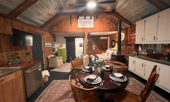 Washington House | Newly renovated cottage close to waterfront and boat ramps