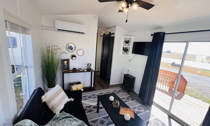 Fidelity Cabin | NEWLY renovated cottage located right off I-49 in Archie, MO.