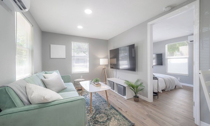 Sun Bay South House | ✨Newly Renovated Couple’s Retreat✨ 2Bd/1B w King 🛏