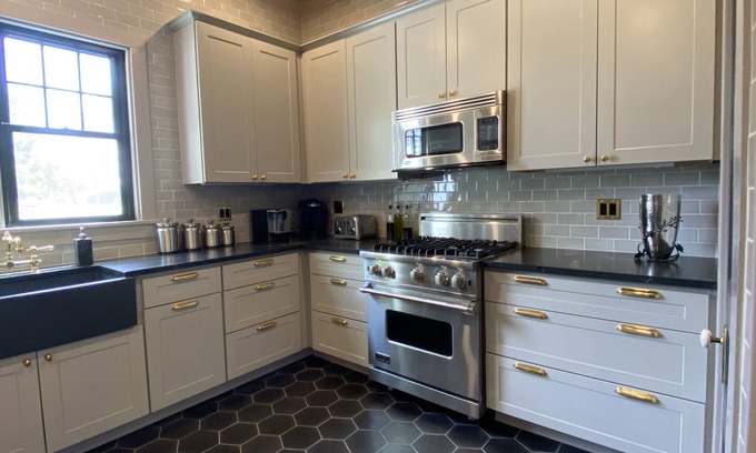 Athens House | Newly Renovated Designer 3-BR/2-BTH Carriage House in Athens!