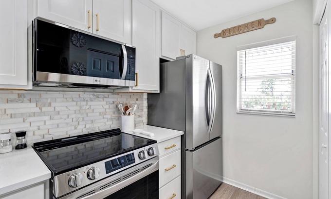 Plantation Condo | newly renovated, gorgeous 2-bedroom condo with AC, WiFi in tranquil Venice