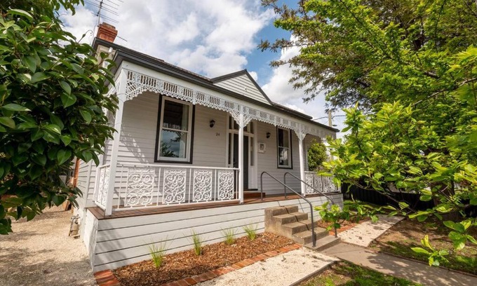 East Bendigo House | Newly renovated, Kennedy Cottage - close to CBD