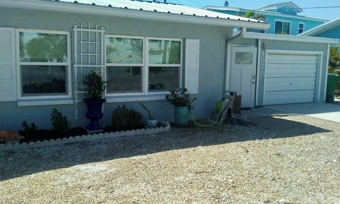 Englewood House | Newly renovated Key to Life Beach House is your place to be on Manasota Key.
