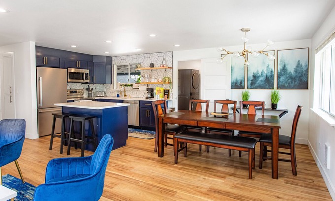 West End House | *NEWLY Renovated* King Bed Retreat in North Tacoma