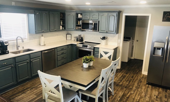 Negreet House | Newly Renovated Lake House with Large Dock-Fire pit-fish cleaning station