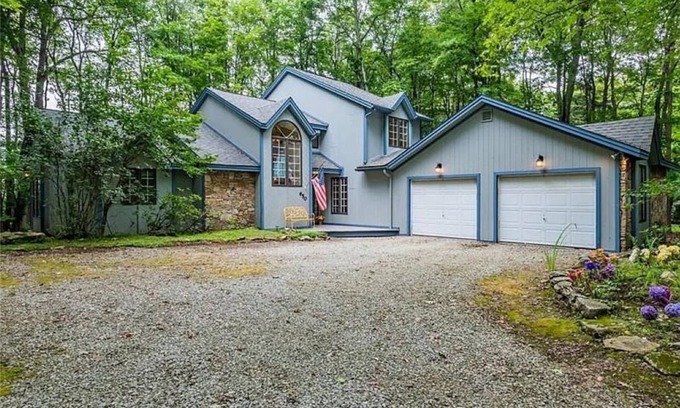 Hidden Valley House | Newly Renovated mountain top Ski House - Short Walk to Slopes