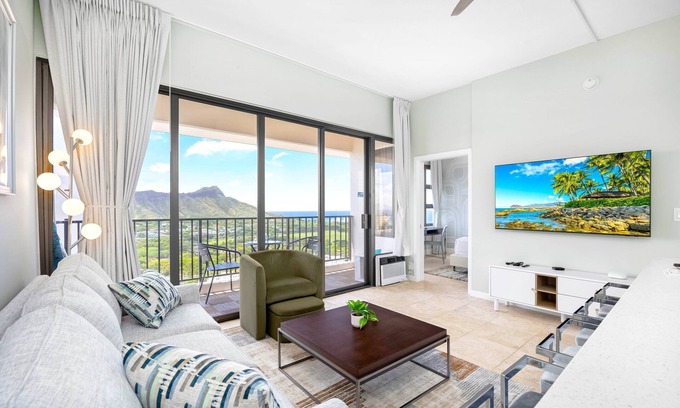 Waikiki Condo | Newly Renovated Ocean & Diamond Head Views Condo with Parking